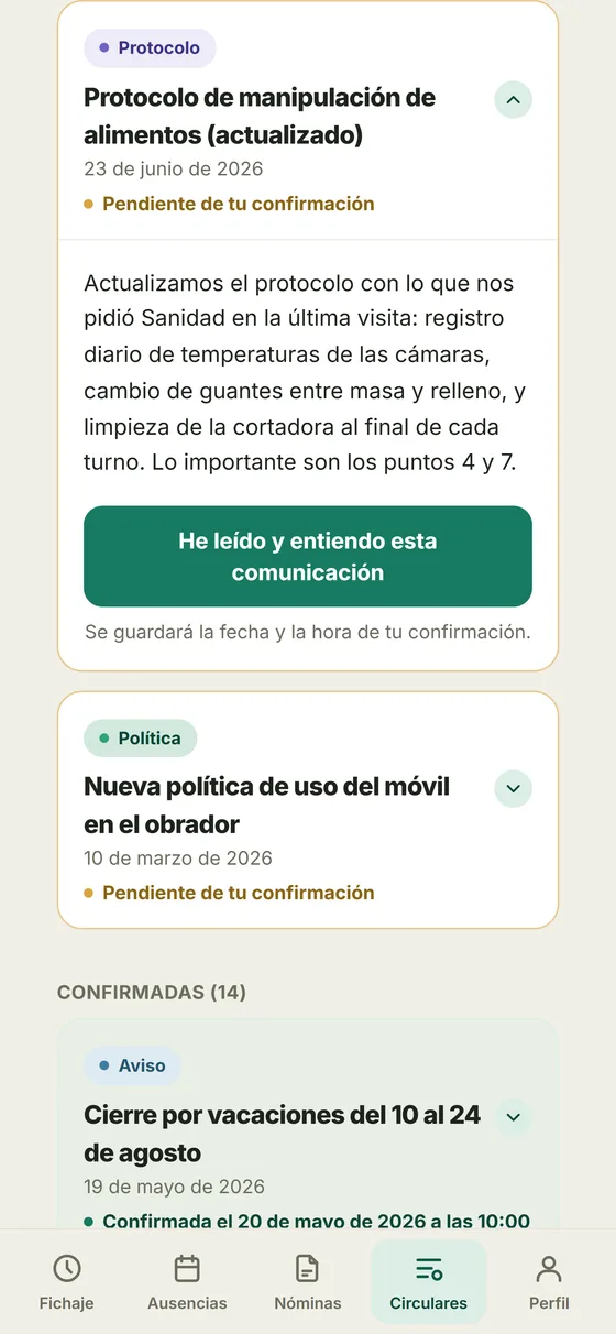 Circulares en el móvil: el protocolo de manipulación de alimentos pendiente de confirmar, con el botón de dar por leído y el aviso de que se guarda la fecha y la hora; debajo, otra pendiente plegada y las ya confirmadas.