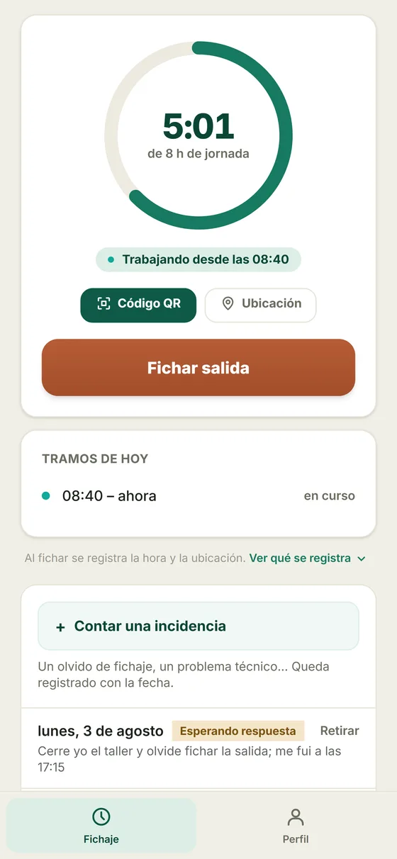 Pantalla de fichar en el móvil: el anillo de la jornada con las horas hechas, el aviso de trabajando desde las 08:40, el botón grande de fichar la salida y, debajo, el sitio donde contar una incidencia.